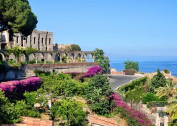 Una coppia di turisti piemontesi incantata dalle bellezze della Sicilia