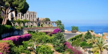 Una coppia di turisti piemontesi incantata dalle bellezze della Sicilia