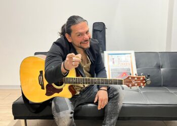 Francesco Vecchio il provocatorio cantautore catanese che rompe gli schemi