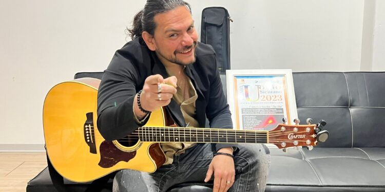 Francesco Vecchio il provocatorio cantautore catanese che rompe gli schemi