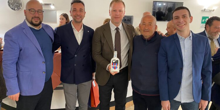 Opificio Cutraro regala al Catania SSD un Mandarinetto artigianale per festeggiare la promozione in serie C