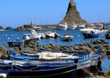 Pulizia del porto di Acitrezza all’insegna del volontariato