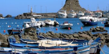 Pulizia del porto di Acitrezza all’insegna del volontariato