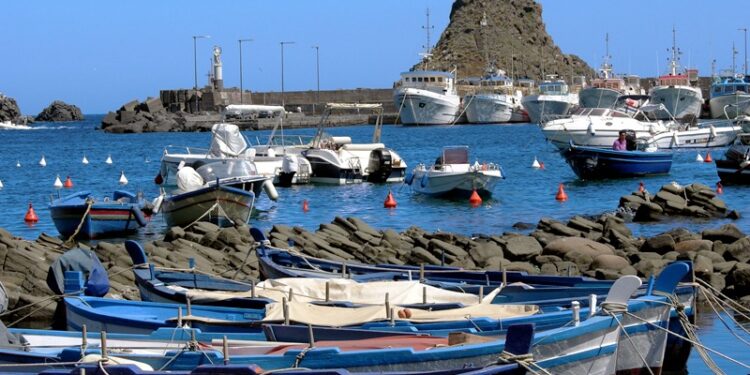 Pulizia del porto di Acitrezza all’insegna del volontariato