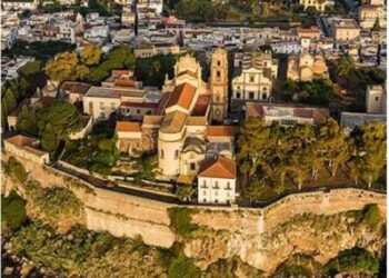 “Lipari. Gente culture e cucina” tra storia, tradizioni culinarie e curiosità della principale isola delle Eolie