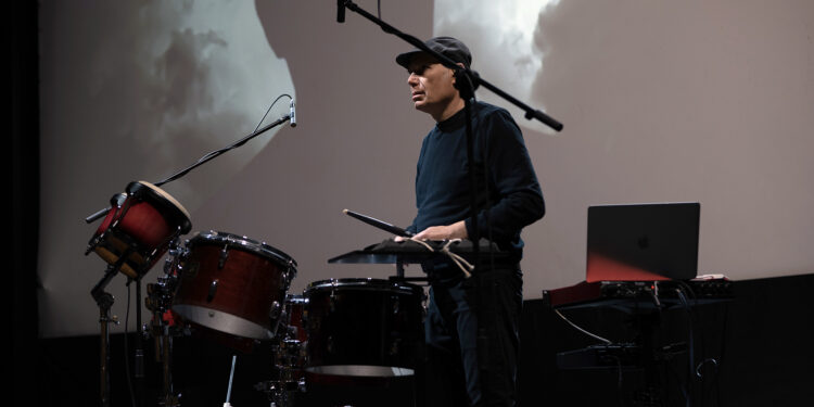 “Shadow”, per “Partiture” a Catania fra elettronica, percussioni e ombre di Davide Oliveri