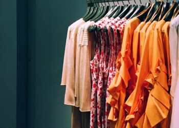 La moda primavera-estate 2023 è a tinte forti: i consigli per ogni età ed esigenza