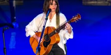 Carmen Consoli riceve il premio alla carriera “Luigi Tenco”