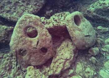 Siracusa, scoperte due antiche ancore in pietra nei fondali di San Lorenzo