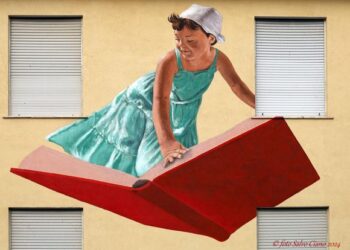 Il murale “Vola con me” a Cefalù: un viaggio immaginario attraverso la magia dei libri