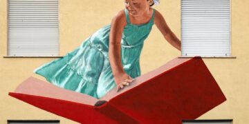Il murale “Vola con me” a Cefalù: un viaggio immaginario attraverso la magia dei libri
