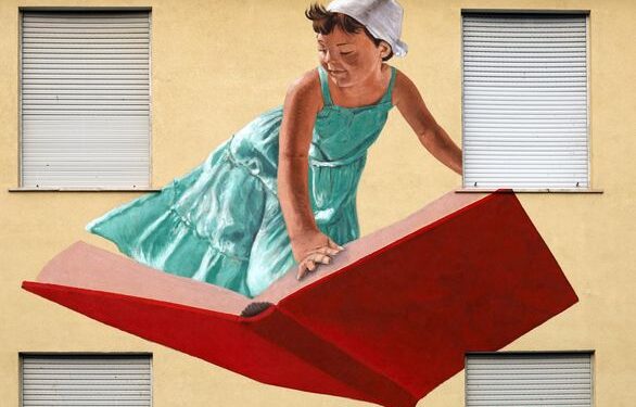 Il murale “Vola con me” a Cefalù: un viaggio immaginario attraverso la magia dei libri