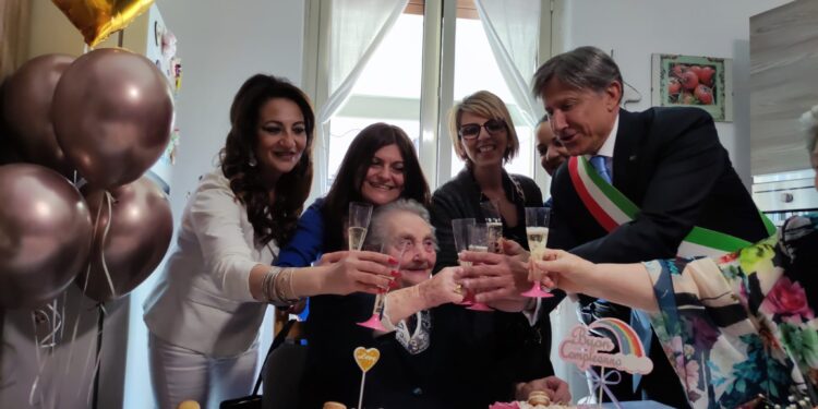 Motta Sant’Anastasia, i 100 anni di Carmela Musumeci: l’omaggio a una donna «piena di amore e determinazione»