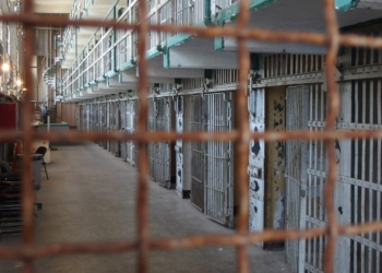 Palermo, cerca di consegnare il cellulare al compagno detenuto: arrestata