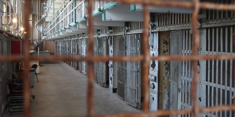 Palermo, cerca di consegnare il cellulare al compagno detenuto: arrestata