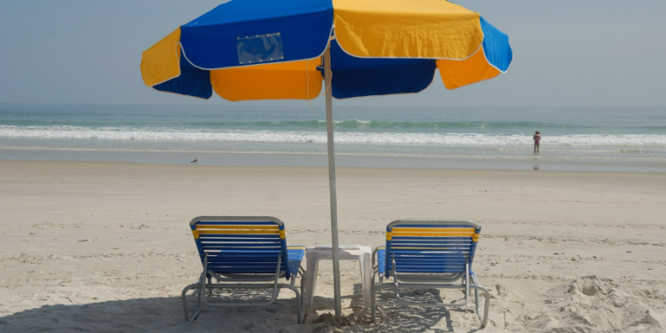 In Sicilia torna il sole: migliaia sulla spiaggia di Mondello