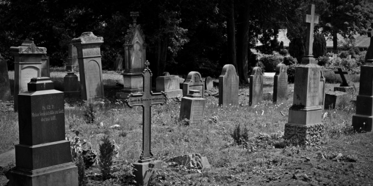 Donna cade dentro tomba al cimitero di Palermo