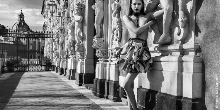 Lo stile di Gianni Versace si rispecchia nel barocco etneo: «i suoi capi raccontano le radici della nostra cultura, classica e trasgressiva insieme»