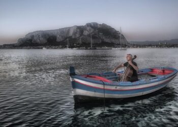 Un violoncello di cartone e i «suoni del mare»: il festival InterSezioni ospita il concerto di Giovanni Sollima