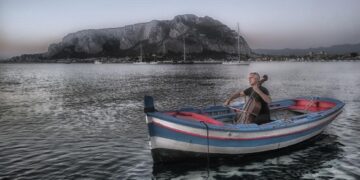 Un violoncello di cartone e i «suoni del mare»: il festival InterSezioni ospita il concerto di Giovanni Sollima