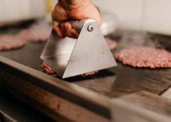 A Catania arriva lo smash burger: la tecnica ribelle di cottura della carne che «non ha bisogno di essere food porn»