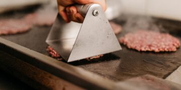 A Catania arriva lo smash burger: la tecnica ribelle di cottura della carne che «non ha bisogno di essere food porn»