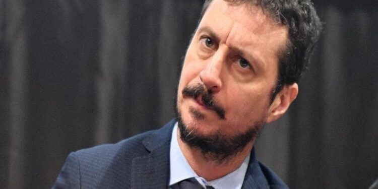 Non hanno un amico, le contraddizioni di politica e società