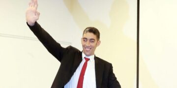 L’uomo più alto del mondo: Sultan Kösen, cestista per un anno