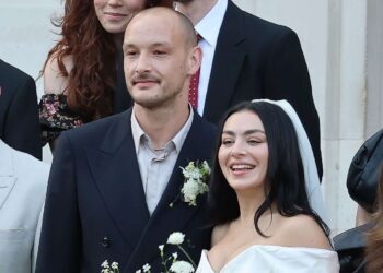 Il matrimonio tra Charli XCX e George Daniel alla Tonnara di Scopello