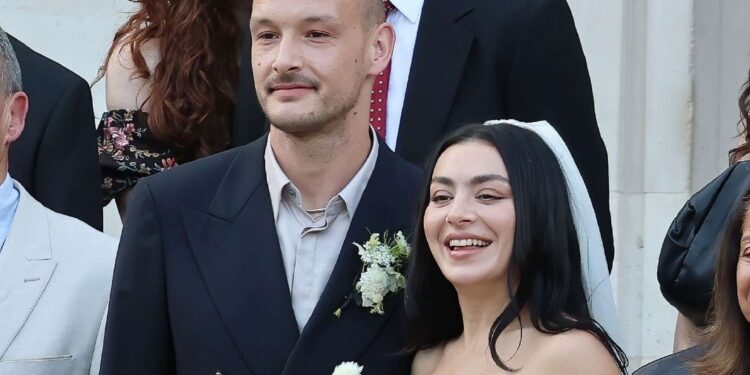 Il matrimonio tra Charli XCX e George Daniel alla Tonnara di Scopello