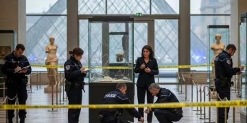 Furto al Louvre: rubati otto gioielli reali, museo chiuso e indagini in corso