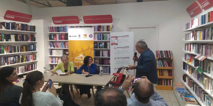 Ottava di Etna Book, Anna Mallamo presenta Col buio me la vedo io