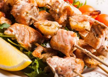 Spiedini di pesce, ricetta asiatica nobilitata in salsa siciliana