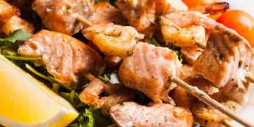 Spiedini di pesce, ricetta asiatica nobilitata in salsa siciliana