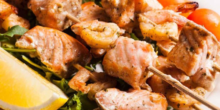 Spiedini di pesce, ricetta asiatica nobilitata in salsa siciliana