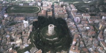 Fantasma Federico II alla Torre Ottagonale di Enna: credenza popolare?