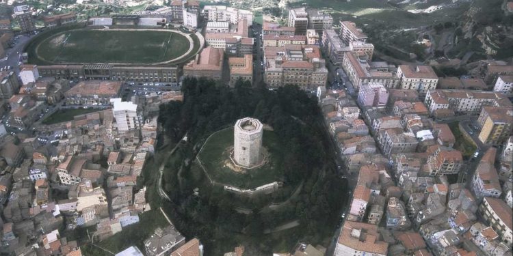 Fantasma Federico II alla Torre Ottagonale di Enna: credenza popolare?