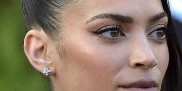 Elodie fa volare cellulare durante concerto a Messina a giornalista accreditato