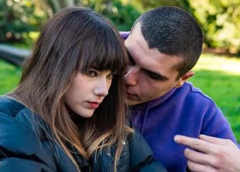 Mia: quando l’amore diventa controllo. Il film che racconta il dolore invisibile degli adolescenti