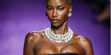 Anok Yai, la Modella dell’Anno: l’ascesa di un’icona che ridefinisce la moda