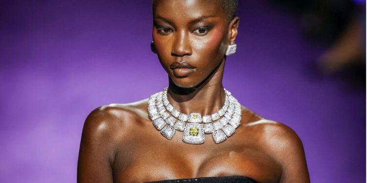 Anok Yai, la Modella dell’Anno: l’ascesa di un’icona che ridefinisce la moda